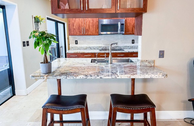 Family Oasis - Heated Salt Pool & Pool Table - Close to Keys and Beach