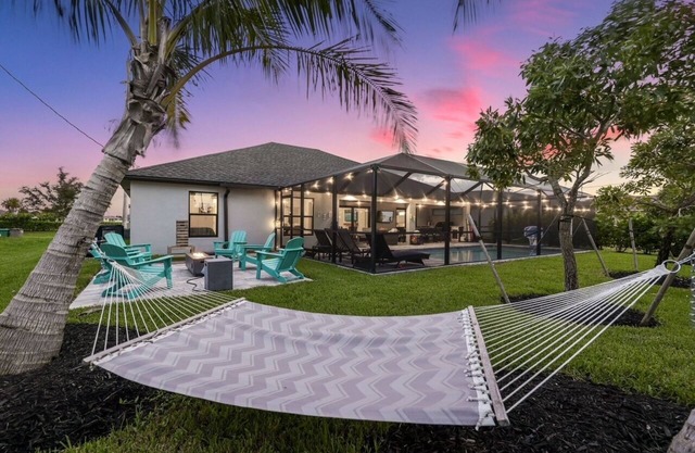 Family Oasis w/Pool, Game Room, Outdoor Kitchen Sleeps 12