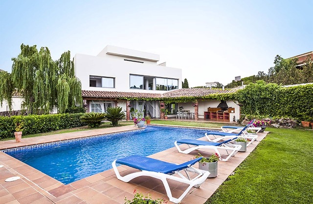 Casa en Garriguella con piscina privada