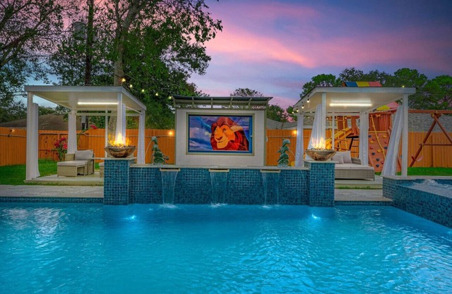 Family Paradise: Pool, Hot Tub & Play Area Bliss