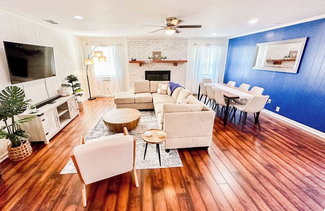 Family & Pet Friendly Home with Fenced Yard, between Downtown & Tybee!
