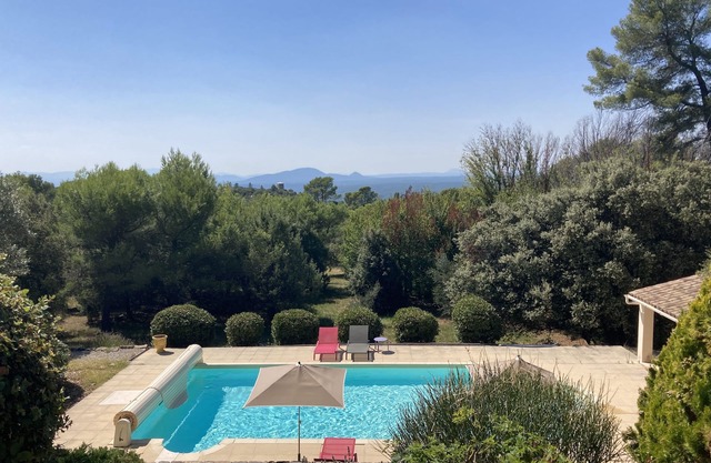 Propiedad familiar con una gran piscina, parque y un paisaje magnífico hasta donde alcanza la vista