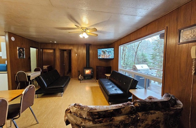 Family Reunion Cottage - Can sleep 16+ - Includes Motor Boat, Canoe, AC - Wi-Fi