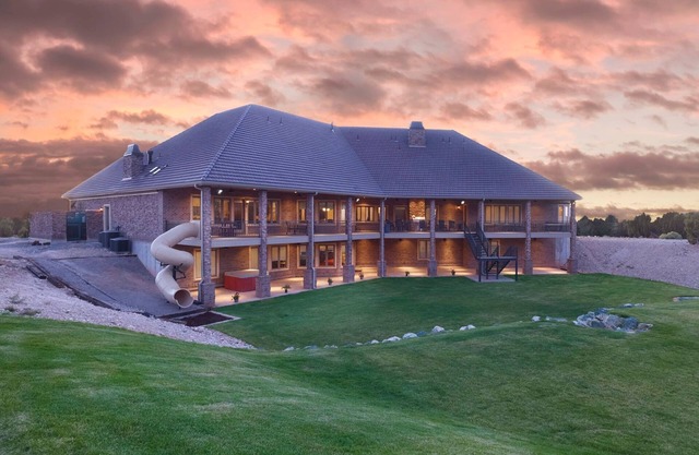 Family Reunion Lodge, cerca de Bryce & Zion Canyon, 13 habitaciones, 9 baños, PISCINA, 40 acres