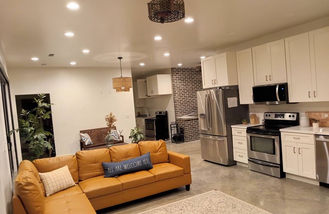 3,000 sq ft 6 bdrm retreat alongside delightful Spring City - sleeps 25-28.