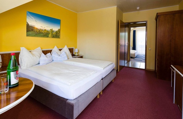 Family room, bath, toilet, balcony - Hotel Altneudörflerhof