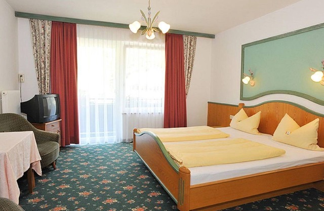 Family room, bathtub, balcony - Hotel Bergglück