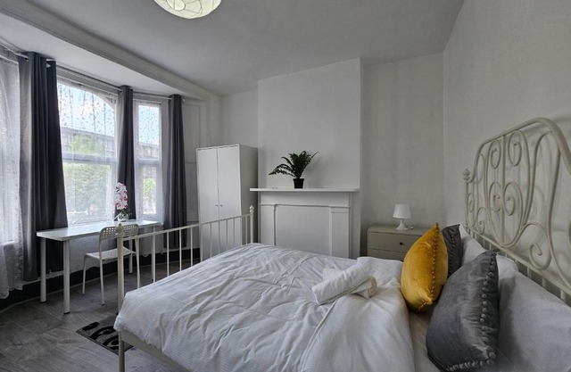 Family room near Queen Mary College