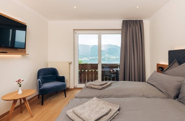 Family room with balcony and lake view - Familiengasthof Nindler ***