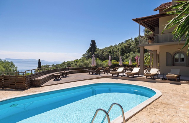Family Room with Sea View & Communal Pool