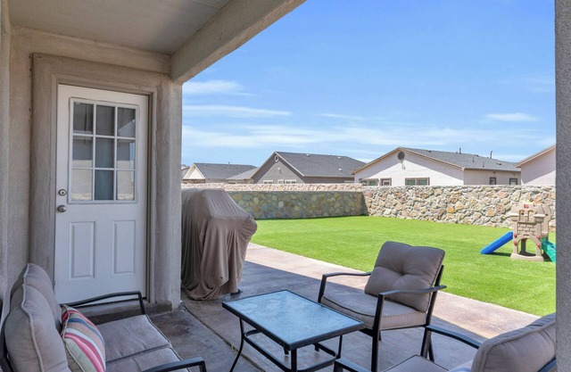 Family size home 5 minutes to I-10, shops, and food places!