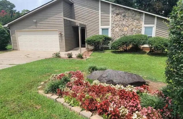 Family size Home, just outside Atl, Close to Lake Lanier, Stone Mnt, and I-85.