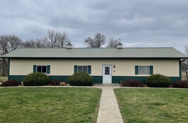 Family sized bunkhouse/hunting cabin 5 minutes from town!
