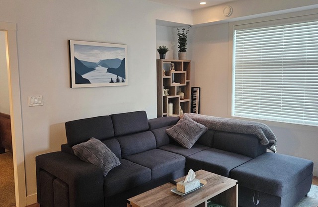 Family-sized condo with boat slip, games room, Gym & deck, pool & hottub.