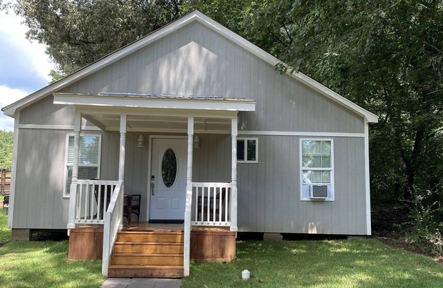 Family-sized Cottage (The Lily Pad) with numerous amenities.