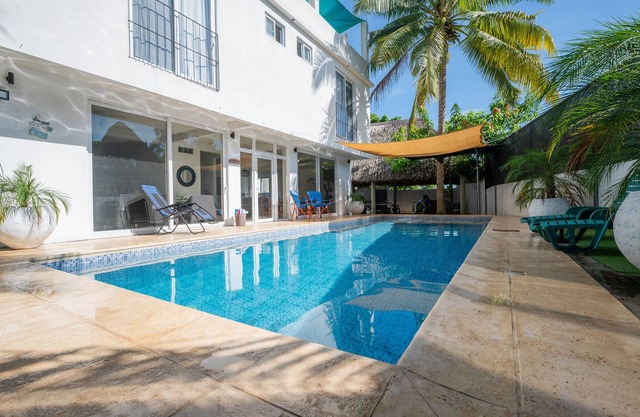 Family-sized entire house with private pool. 10 minutes to a black sand beach!