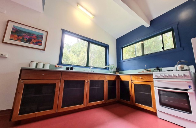 Family sized Forest cabin with outdoor bath, fire, only 50 minutes from Hobart