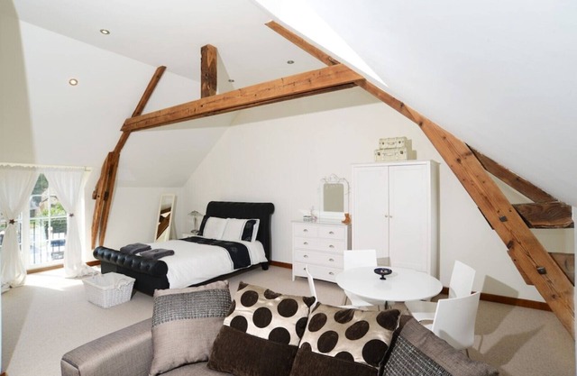 Family sized Holiday Home - 5 big bedrooms | pool | games room | WIFI | no pets