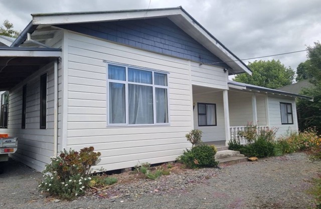 Family Sized Home ideal for large groups just 25min sth of Hastings