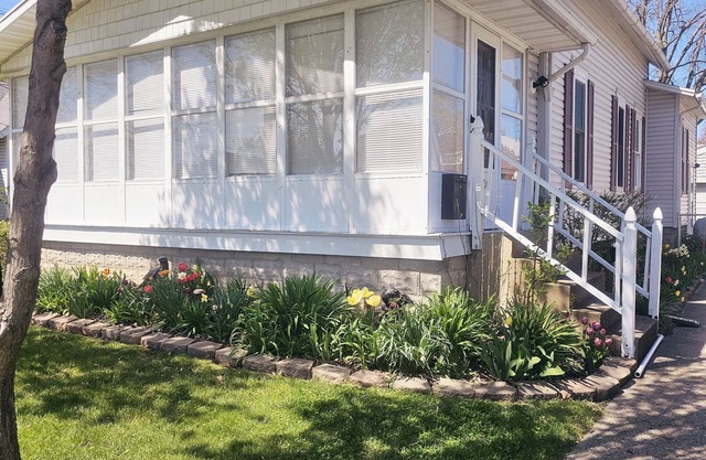 Family sized home 3 Minutes to the Jet Express and 30 minutes from Cedar Point!