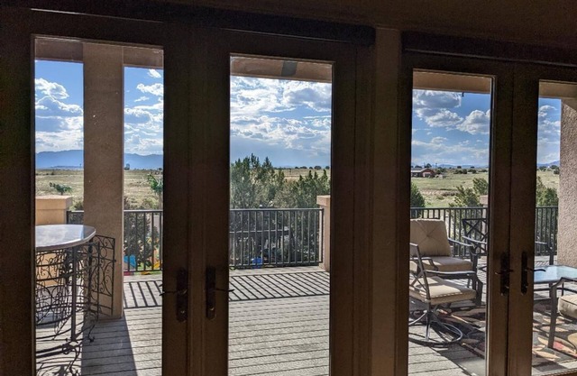 Family Sized,Spacious 2 Story, Mountain Views, Hot Tub, Pool Table, Smart T.V's