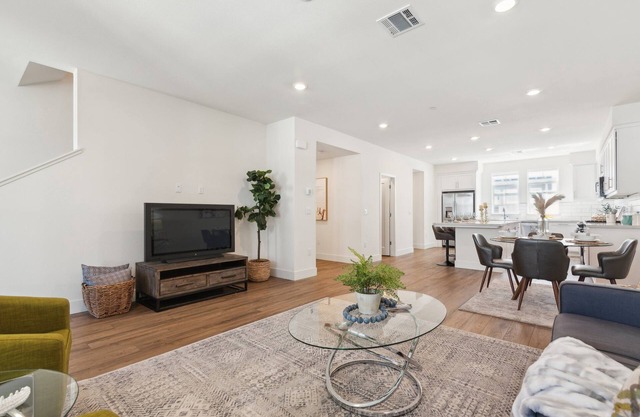 Family Sized Townhome! 2109 Sq Ft & 4 Bedrooms! Pool & Spa Access !