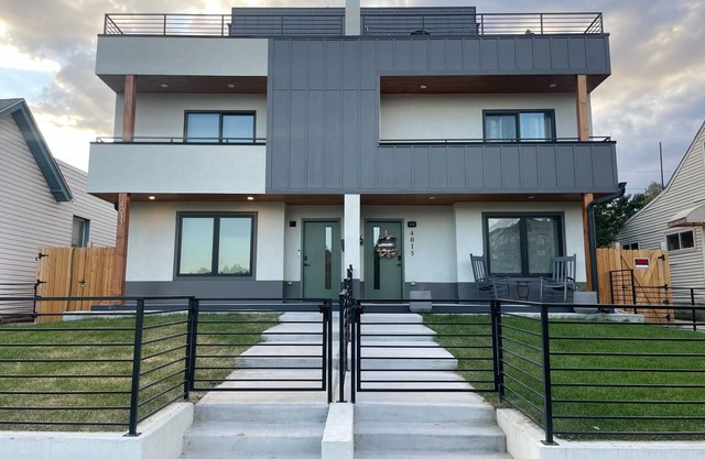 Family-sized townhouse with beautiful view of the city!
