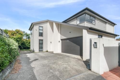 Family Spacious Takapuna Home Parking Netflix