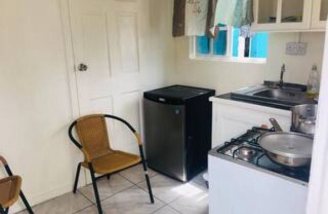 Family styled Apartments/Guest House - 5 minutes walk from the beach.