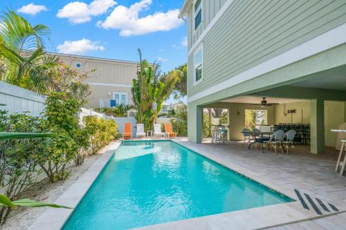 Family Tides - 2 Homes in 1 Steps to Beach w Rooftop Views Heated Pool Close to Bridge St