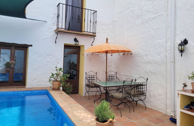 Family townhouse w/private pool, terrace, mountain & sea views. A hikers dream!