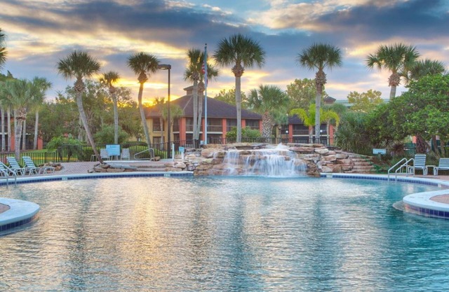 Family Vacation! Modish Unit, Near Painters Hill Beach, Pool!
