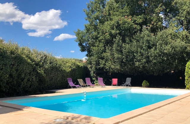 Villa familiar para 10 personas con gran piscina y amplio jardín.