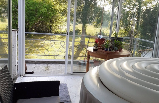Family villa, ideal for recharging your batteries with swimming pool and jacuzzi.