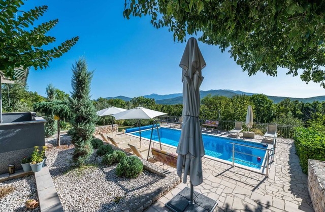 Family Villa Old Garden with heated swimming pool and tavern