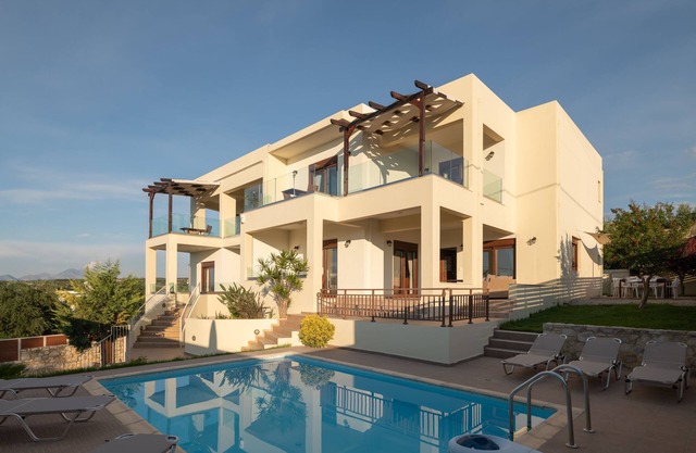 Family Villa Rousa, w/Pool, BBQ and kids playground only 6.8 km to the beach!