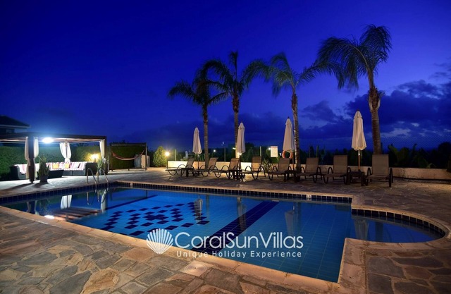 Family Villa Short Walk To Coral Bay Strip 5 Min and Pub, Shops etc