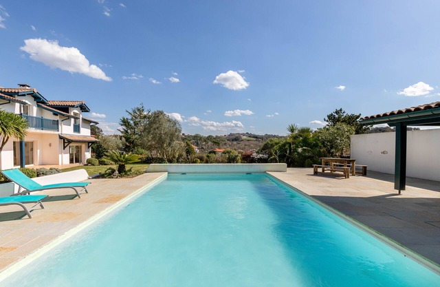 Family villa, with swimming pool and beaches on foot