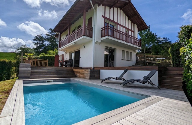 Family villa with pool, nice views and 10 mins from coast