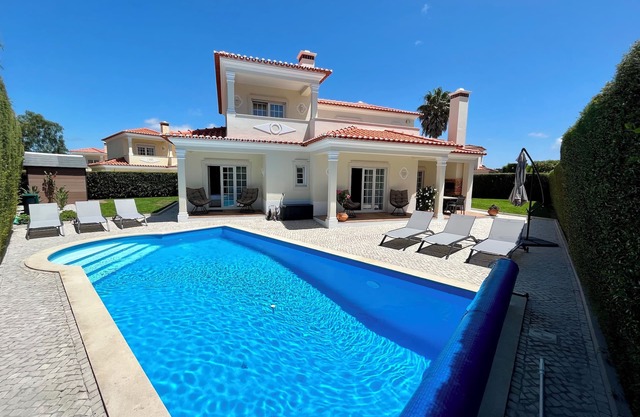 Villa familiar con piscina privada climatizada, cerca de magníficas playas