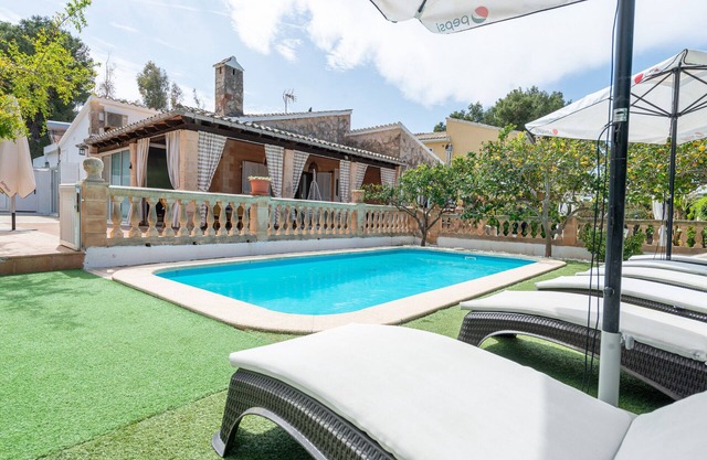 Villa familiar con piscina privada,a 500 m de la playa.