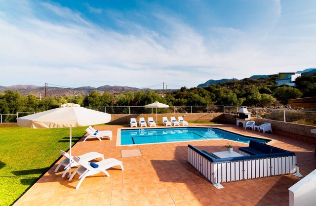 Villa de lujo con piscina privada, amplio jardín, vistas al mar, Creta
