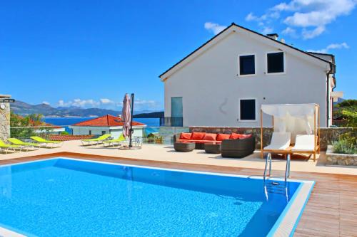 Fancy Apartments Kula - One-Bedroom Apartment with Terrace/Ground Floor