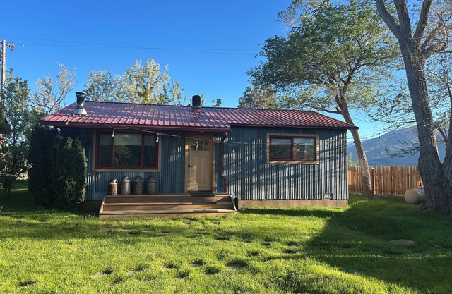 Fantastic 2-bedroom cottage in Gardnerville,NV. Just 20 minutes from Lake Tahoe.