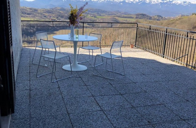 Fantástico apartamento de 2 habitaciones con terraza con vistas a los viñedos de Piamonte.