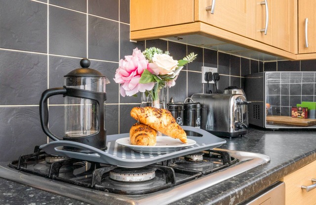 Fantastic 3 bedroom Apartment with private driveway