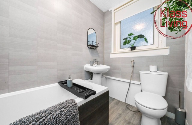 Fantastic 3 bedroom Apartment with private driveway