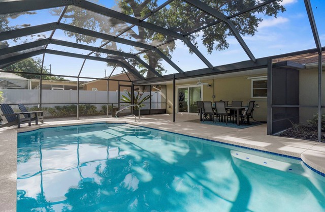 Fantastic 3-bedroom pool house with AC
