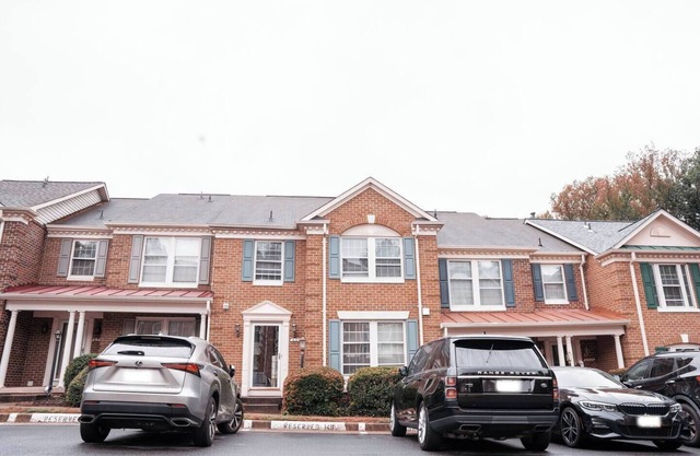 Fantastic 3-bedroom townhome with in Springfield
