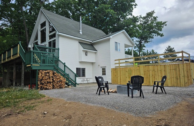Fantastic 4 bedroom chalet sleeps 10 close to trails and Higgins lake